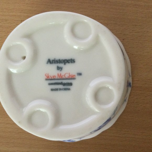 SKYE MCGHIE BLUE ARISTOPETS FINE PORCELAIN BOWL FOOTED SCALLOPED Made in China - Picture 5 of 5